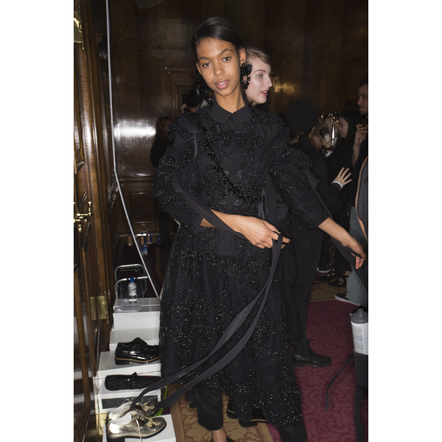 Фото Backstage Simone Rocha Fall 2018 Ready-to-Wear Backstage Simone Rocha осень зима 2018 коллекция неделя моды в Лондане LFW Mainstyles